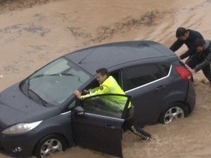 Selin vurduğu İzmir’de polis beline kadar suya girdi, herkesin takdirini topladı