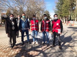 Hisarcık’ta Kızılay kıyma ve kavurma konservesi dağıttı