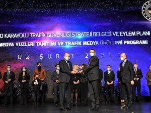 Vali Çelik’in ödülünü Cumhurbaşkanı Erdoğan verdi