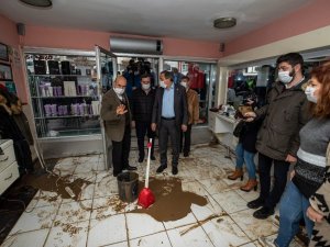Başkan Soyer, selden zarar gören aileleri ve esnafı ziyaret etti