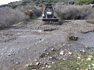 Söke Belediyesi Doğanbey deresine müdahale etti