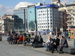 Güneşli havada vatandaşlar Taksim Meydanı’na akın etti