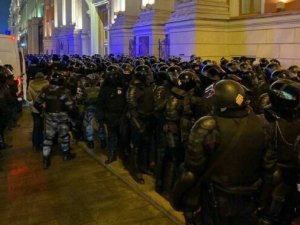 Rusya’daki gece protestolarında gözaltı sayısı bini geçti