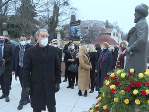 Bakan Akar, Budapeşte Türk Şehitliği’ni ve Gül Baba Türbesi’ni ziyaret etti