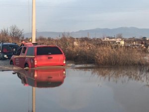 Manisa’da sel sularında mahsur kalan 5 araç itfaiye tarafından kurtarıldı