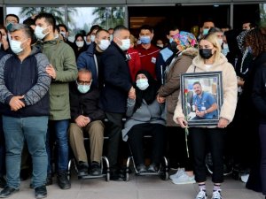 Korona virüsten ölen doktora gözyaşılı veda