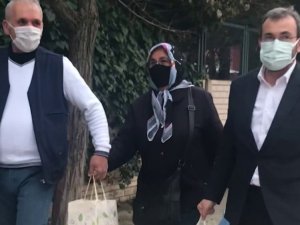 Pazar çantasını başkan taşıyınca yaşlı kadın duygulandı