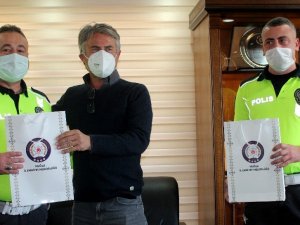 Köpeği ile donma tehlikesi geçiren vatandaşın imdadına yetişen polisler ödüllendirildi