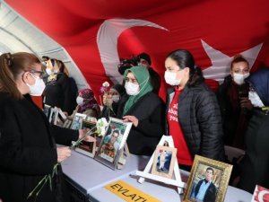 Ticaret Bakanı Ruhsar Pekcan, evlat nöbetindeki aileleri ziyaret etti