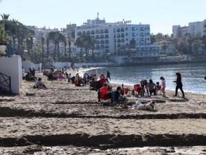Kuşadası’nda güneşi gören plaja koştu