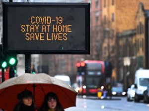 İngiltere’de son 24 saatte Covid-19’a bağlı 915 can kaybı