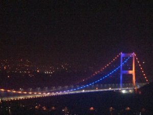 FSM Köprüsü 4 Şubat Dünya Kanserler Günü’nde mor ve turuncu ile ışıklandırıldı