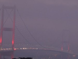 İstanbul Boğazı’nda sabah saatlerinde etkili olan sis kartpostallık görüntüler oluşturdu