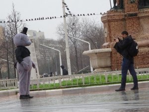 Annesinin doğum günü için ayı kostümüyle Taksim’de dolaştı