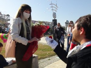 Delikanlı kostümün içinden çıktı genç kız neye uğradığını şaşırdı