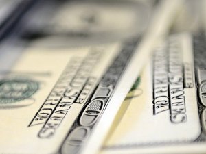 Dolar ve eurodaki düşüş haftanın son işlem gününde de sürüyor