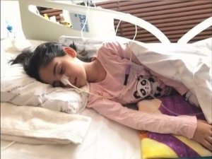 Minik Eleniko komada girdiği hastaneden 1 yıl sonra yürüyerek çıktı