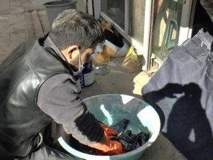 Geri dönüşüme destek için eski kotlardan bıçak sapı yapıyor