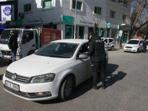 Kısıtlamada araç yoğunluğunun artmasına polis kayıtsız kalmadı