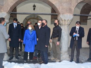 Bakan Yardımcısı Yavuz Hakkari’de tarihi mekanları ziyaret etti