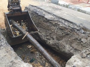 Sulama kanalından çıkan telefon direği şaşırttı