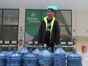 Pendikli çocuk, engelliler için 3 ayda 30 damacana dolusu mavi kapak topladı