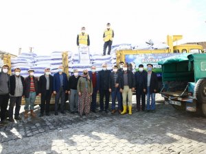 Koçarlı’da küçük üreticiye Aydın Büyükşehir Belediyesi’nden yem desteği