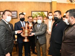 Başkan Özdemir, Bakan Pakdemirli’ye Havza semaveri hediye etti