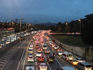 56 saatlik kısıtlama sonrası 15 Temmuz Şehitler Köprüsü’nde trafik yoğunluğu
