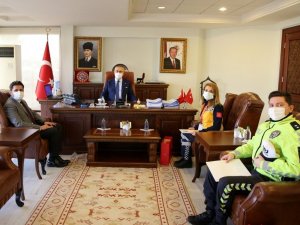 Vali Köşger’den sel felaketinde takdir toplayan sağlık çalışanı ve polise başarı belgesi