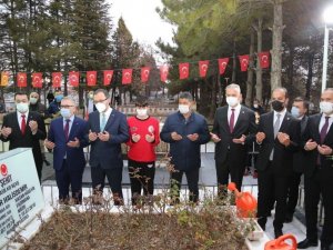 Bakan Kasapoğlu, şehit Astsubay Ömer Halisdemir’in kabrini ziyaret etti