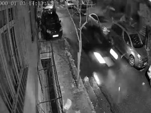 Esenler’de çatının düşme anı kamerada