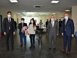 Evde en çok kitap okuyan öğrenciler ödüllendirildi