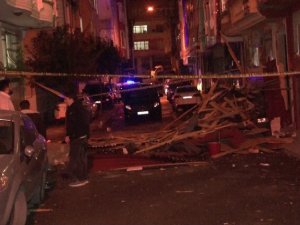 Esenler’de çatı bir aracın üstüne düştü, sokakta bulunan bir kişi son anda kurtuldu