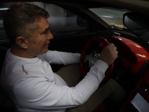 Çok sevdiği aracının farklı renklerinden 17 tane aldı