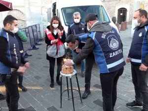 Kadın polis pastayı hazırladı, mesai arkadaşları sürpriz yaptı