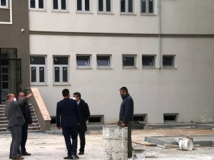 Müdür Başyiğit, yeni inşa edilen okulda incelemelerde bulundu