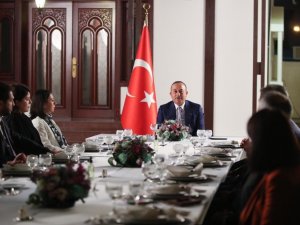 Dışişleri Bakanı Çavuşoğlu, Umman’da Türk vatandaşları ile bir araya geldi