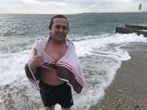 Beylikdüzü’nde kış ortasında denize girdi