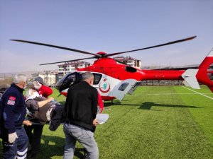 Kalp krizi geçiren kadın helikopter ile hastaneye yetiştirildi