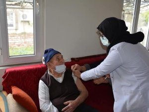 104’lük dede ve 88’lik eşi aşı oldu