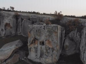‘Aslantaş Kaya Mezarı’ ilk günkü heybetini koruyor