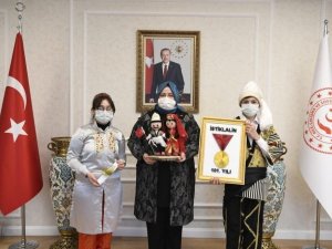 Çocuklar, Bakan Selçuk’a “Senem Ayşe” bebeği hediye etti