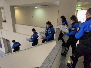 İstanbul polisinden çocuklara kışlık kıyafet