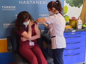 Sağlık çalışanlarına ikinci doz aşılama İstanbul’da başladı