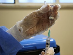 Sağlık çalışanlarına ikinci doz aşılama Elazığ’da başladı