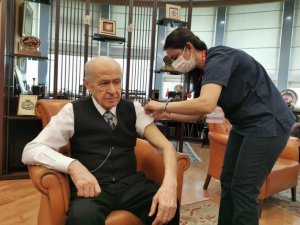 MHP Genel Başkanı Bahçeli: "Sağlık Bakanımız Sayın Fahrettin Koca’nın planladığı şekliyle COVID-19 virüsü aşısının ikinci dozunu yaptırdım. İnşallah bu salgından maske, mesafe ve temizliğe dikkat ederek yakın zamanda ku