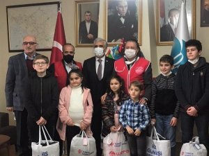 WEFA, İstanbul’da yaşayan Ahıska Türkü çocuklara kışlık kıyafet dağıtımı yaptı