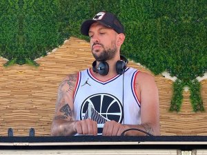 DJ Anıl Canbıçakoğlu, korona günlerini yeni çalma listeleri hazırlayarak değerlendirdi