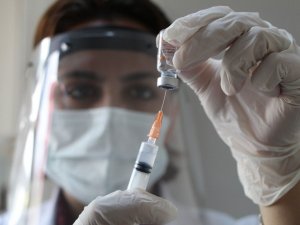 Bingöl’de sağlık çalışanlarına ikinci faz aşılama başladı